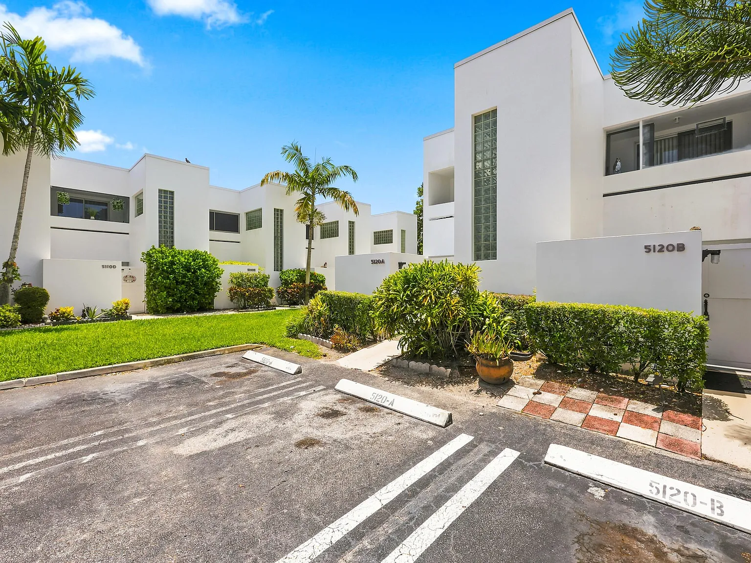 2 bed, 1.5 bath, 1277 sqft, $2,500 — Photo 3