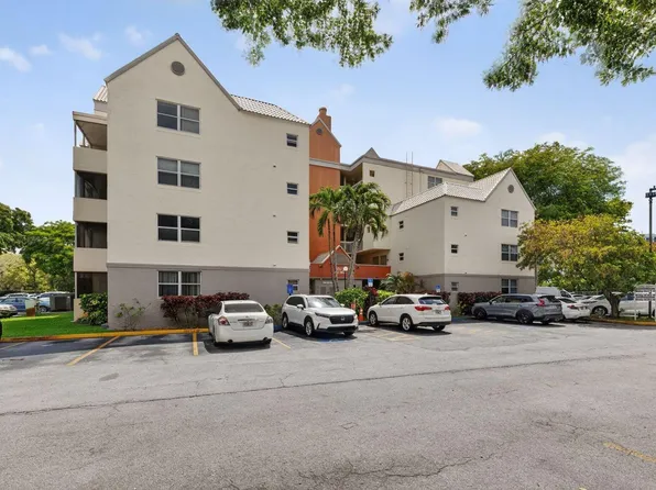 8373 Lake Dr APT 307, Doral, FL 33166