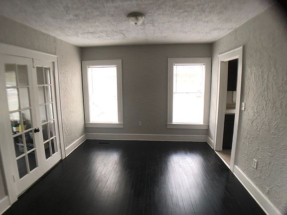 3rd image of 25 E Pinecrest Ave