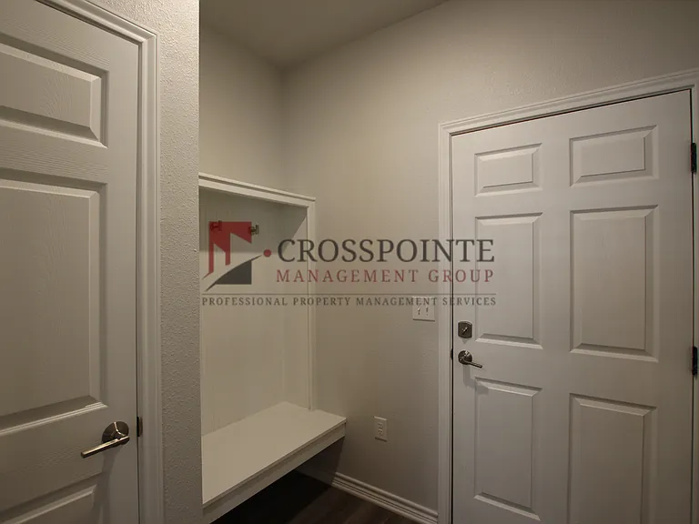 1927 Lindbergh Dr #301 — Photo 42