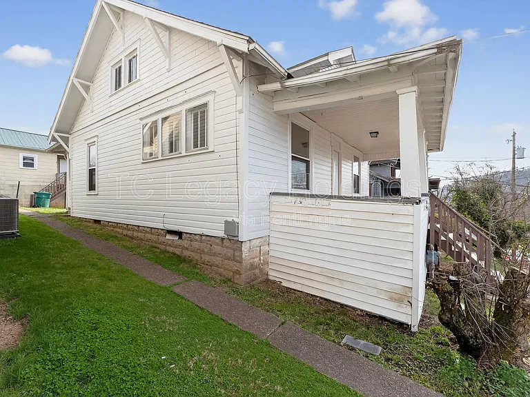 604 Hart St — Photo 2