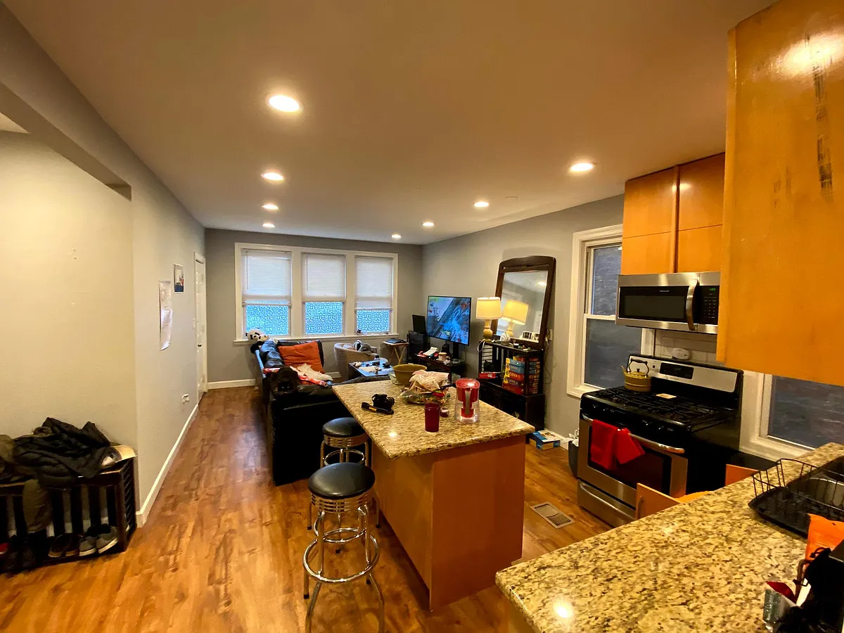 Building Photo - 2105 W 18th Pl #1FB