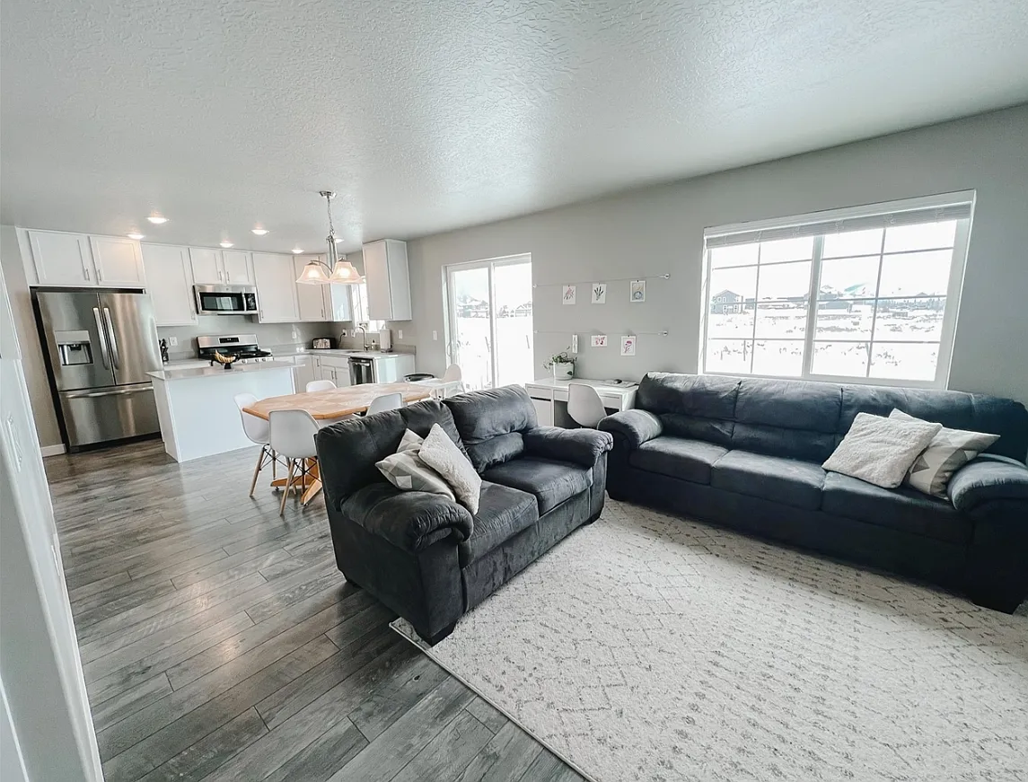 4 bed, 3.5 bath, 2400 sqft, $3,000 — Photo 4