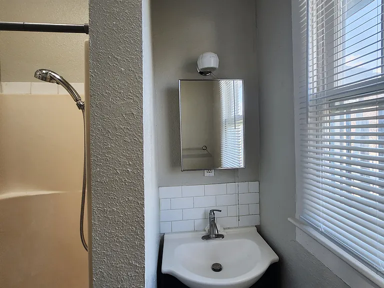 1027 W Mistletoe Ave #2 — Photo 11
