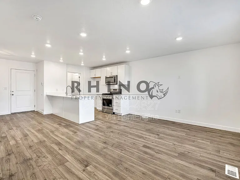 880 N Herman Dr — Photo 2