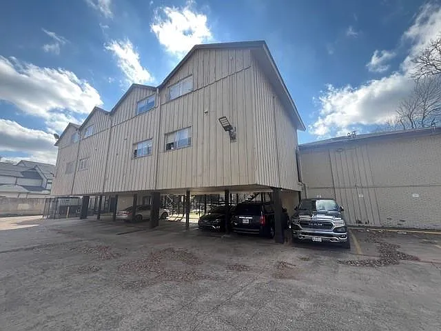 5010 Bowser Ave #106