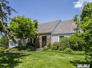 7 Essex Ct, Port Washington, NY 11050