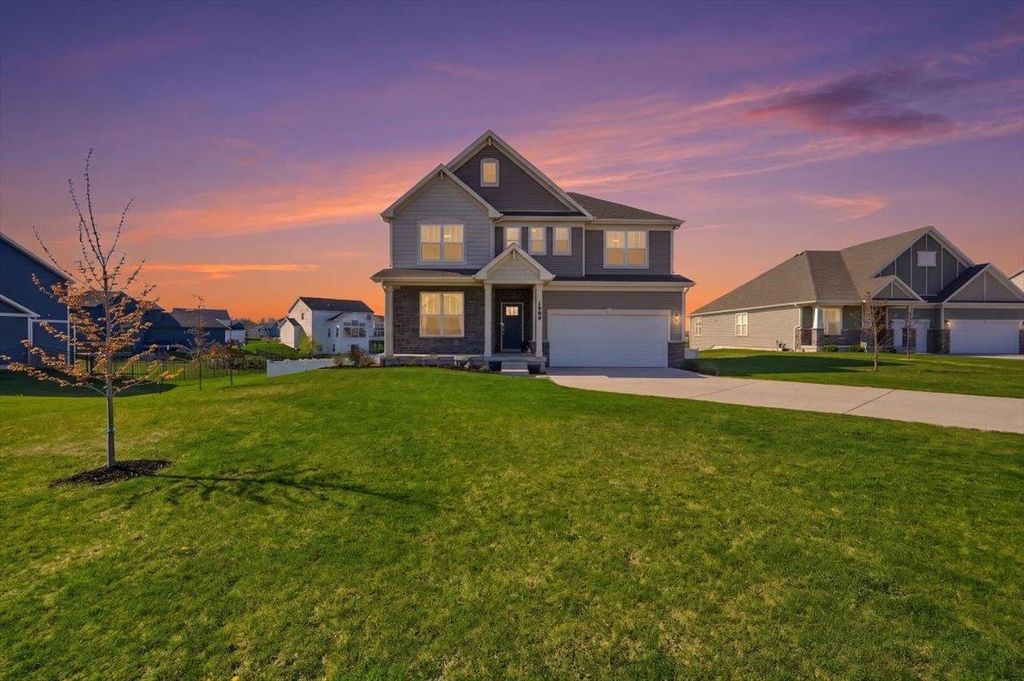 1593 N Thompson Rd, Sun Prairie, WI - View 2