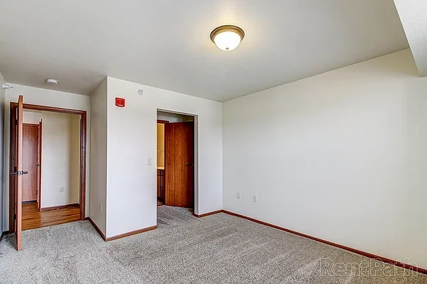 Kenwood on 5th Apartments — Photo 16