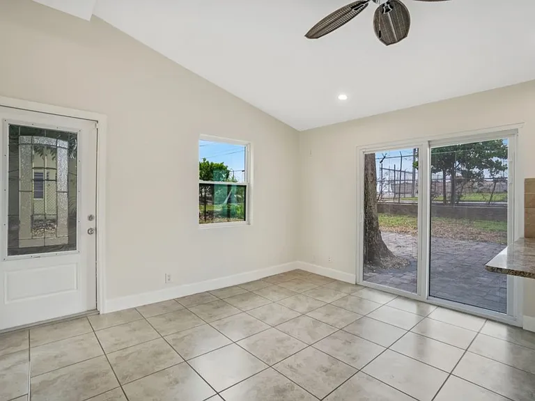 517 Sunrise Ct #B — Photo 2