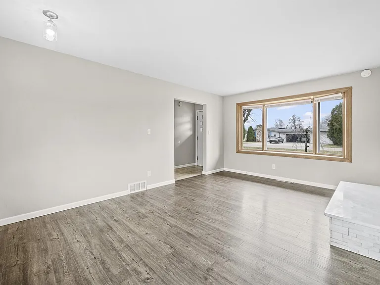 24955 Lakeland St — Photo 6