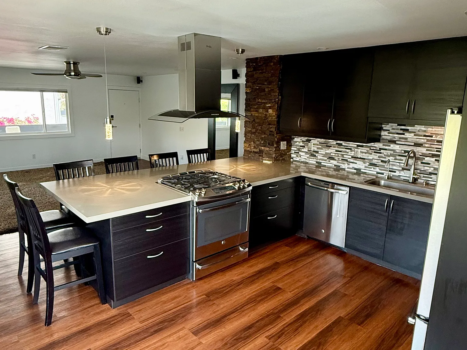 3 bed, 1335 sqft, $2,695 — Photo 4
