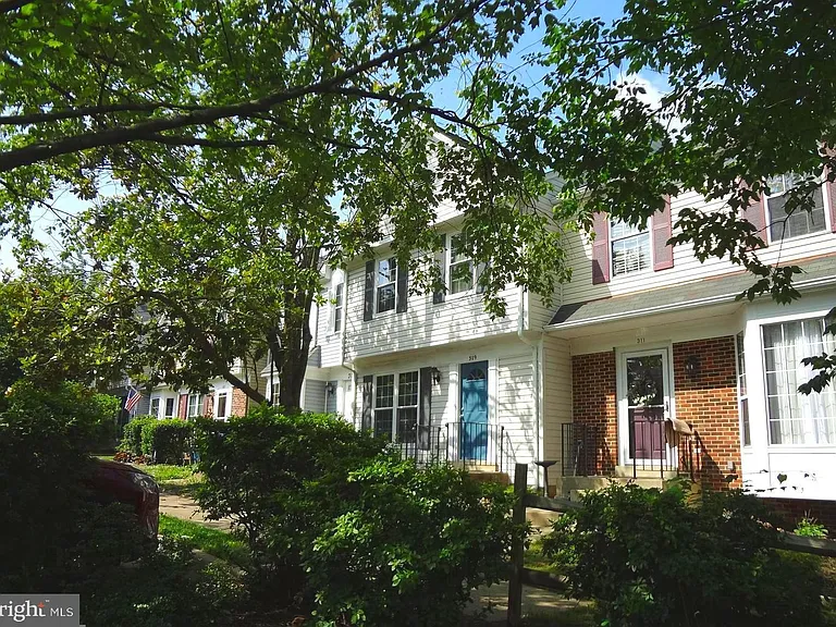 309 Bentley Ct — Photo 1