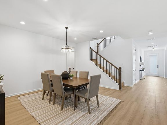 5th image of 203 Woodgrove Dr