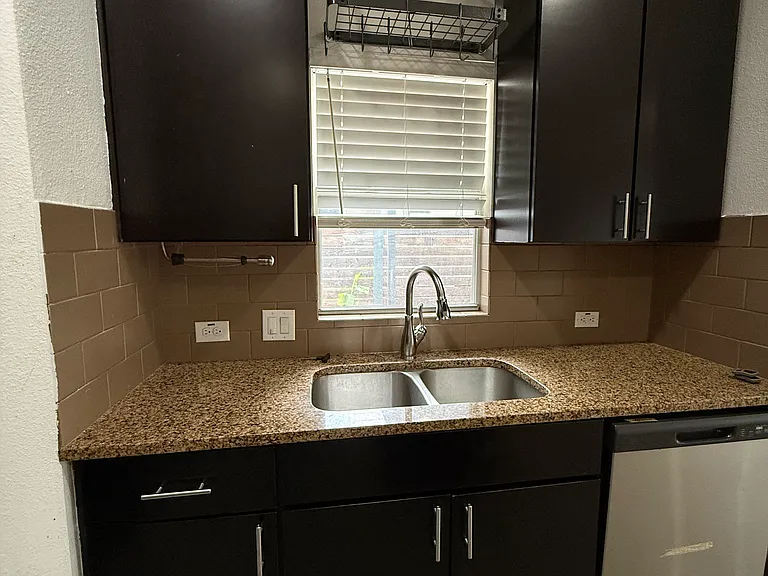 913 Ogden St — Photo 11