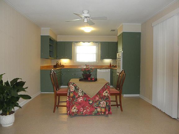 5th image of 304 Emerson Dr