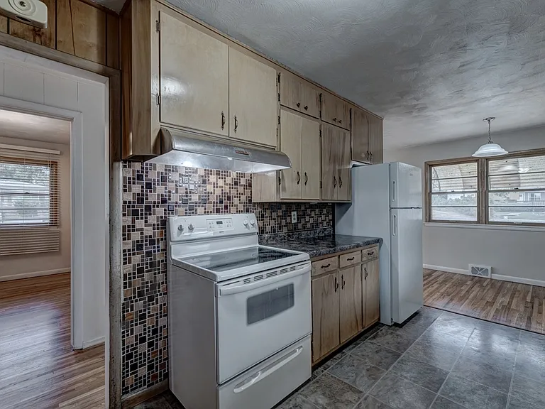 4633 Capitol St — Photo 17