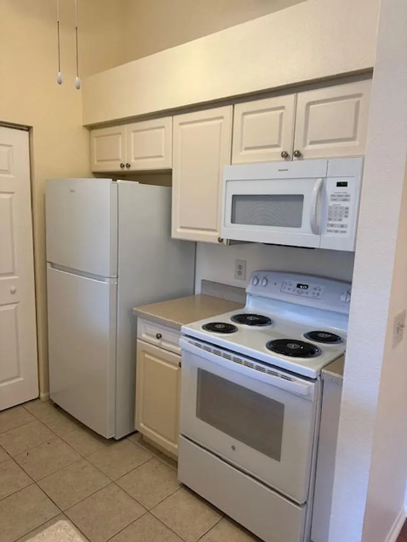 Great Location Super cute 1 Bedroom unit — Photo 3