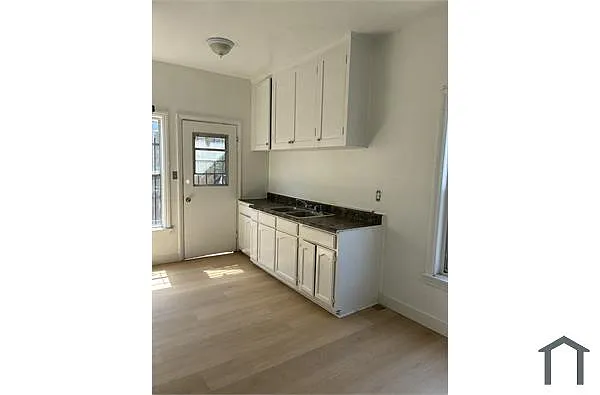 Building Photo - 928 1/2 W 78th St