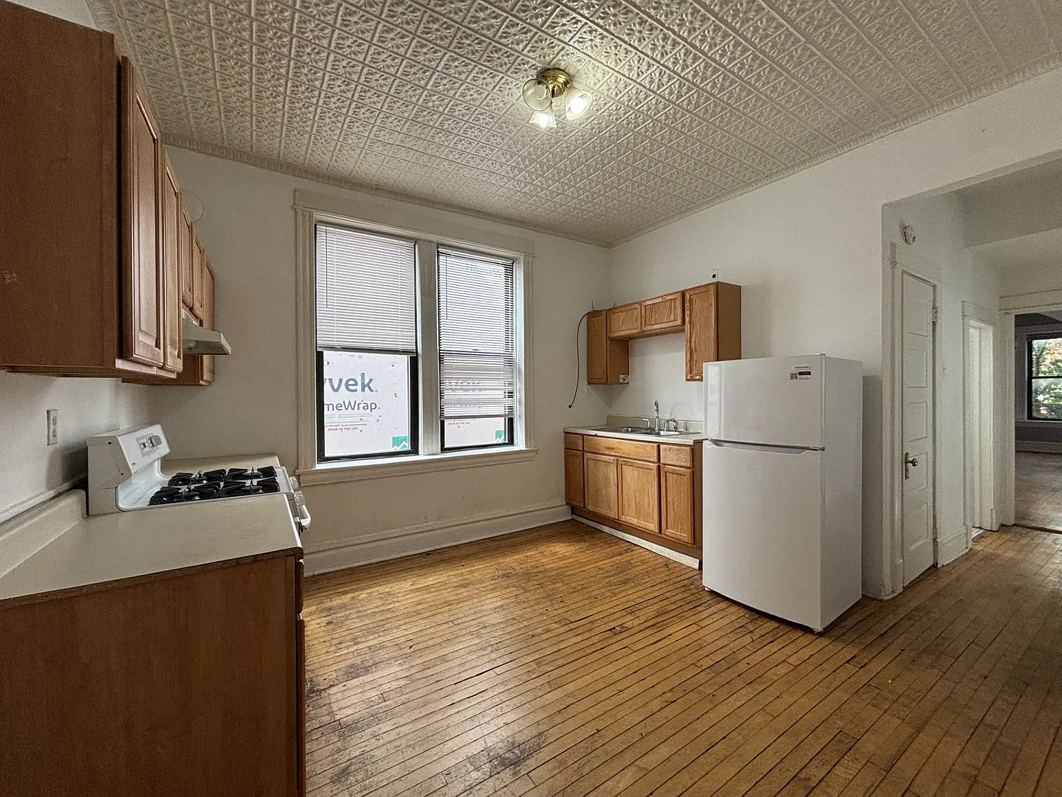 3 bed, 1300 sqft, $2,400 — Photo 4
