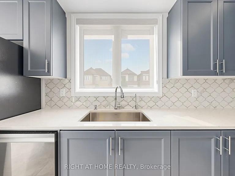 2046 Cameron Lott Cres — Photo 10