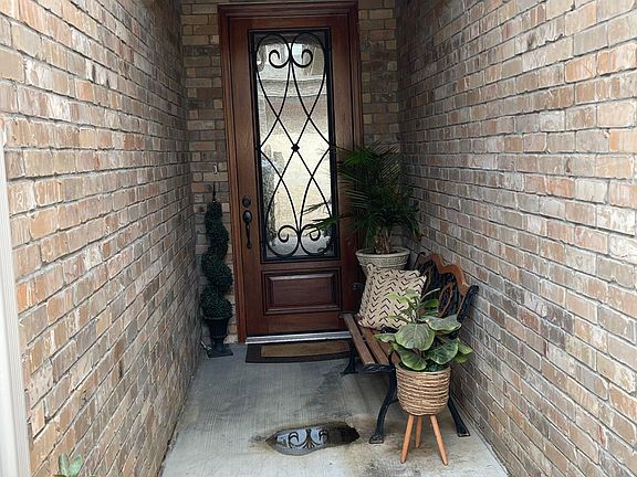 4th image of 81 Village Ct