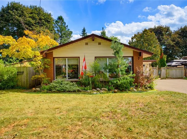 11 Redwood Rd, Brantford, ON N3R 3M2