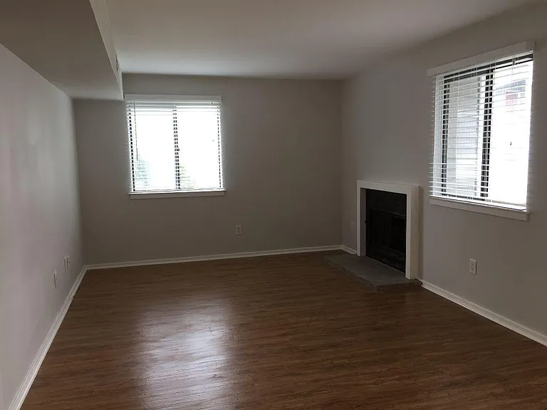 206 Brighton Ct — Photo 3