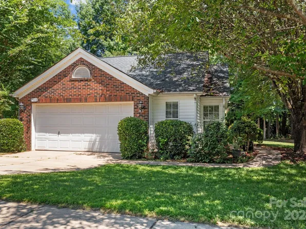 7922 Bristle Ln, Charlotte, NC 28214