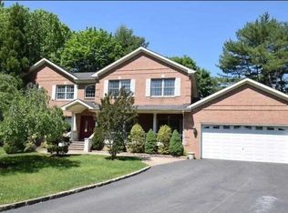 2 Mark Ct, Glen Cove, NY 11542