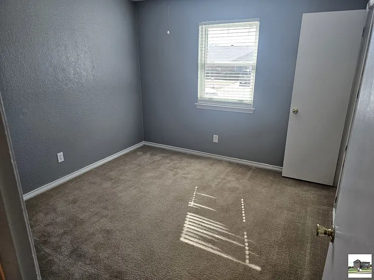 211 E Hogan Dr — Photo 24