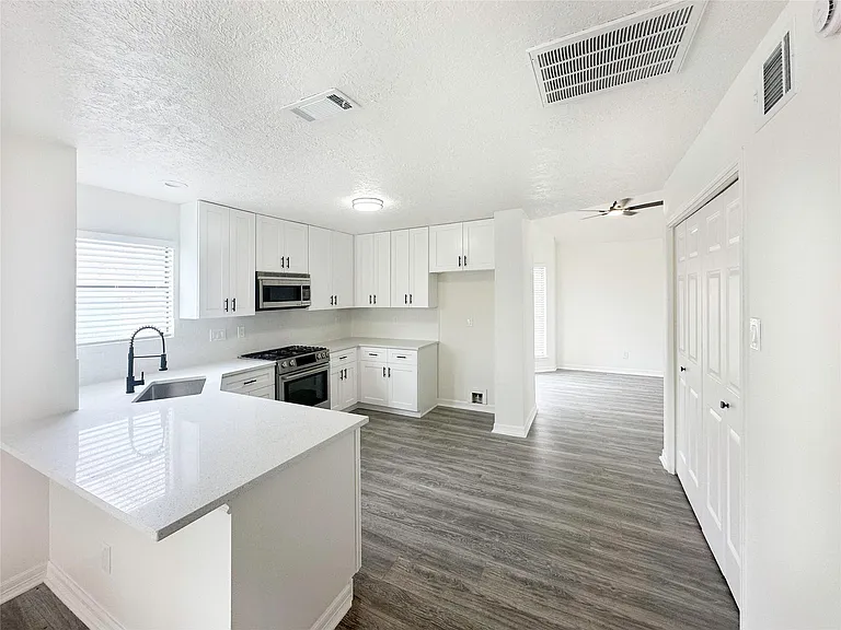 9843 Stableway Dr — Photo 10