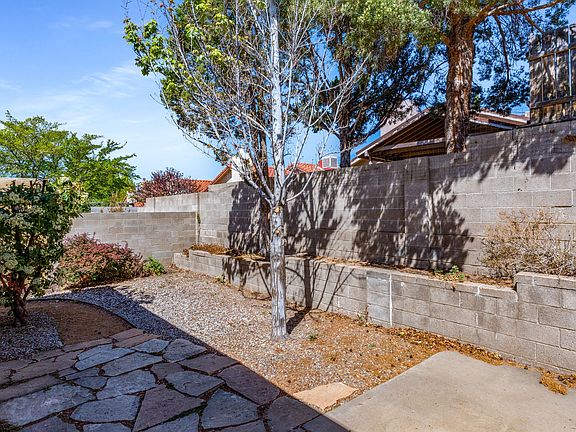 4th image of 10333 Camino Del Oso NE