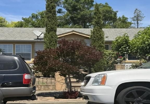 2nd image of 2520 Pine St