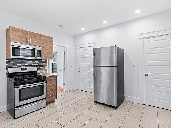 3rd image of 8 Roach St