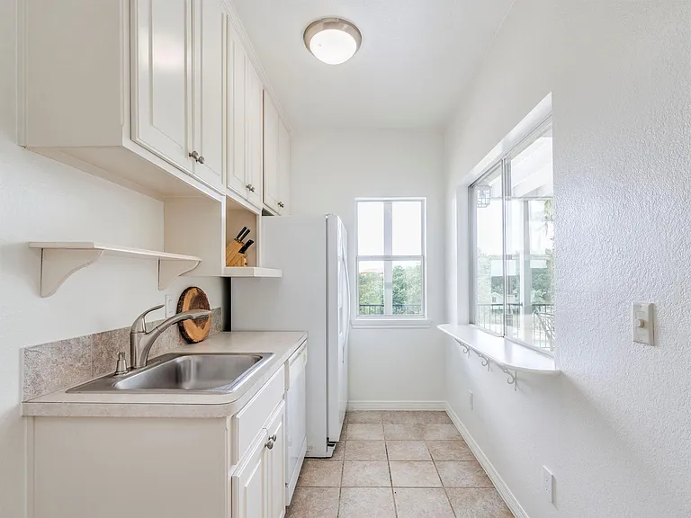 22401 Briarview Dr — Photo 31