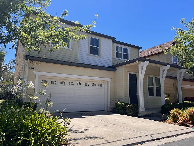 1066 Amber Ridge Ln — Photo 1