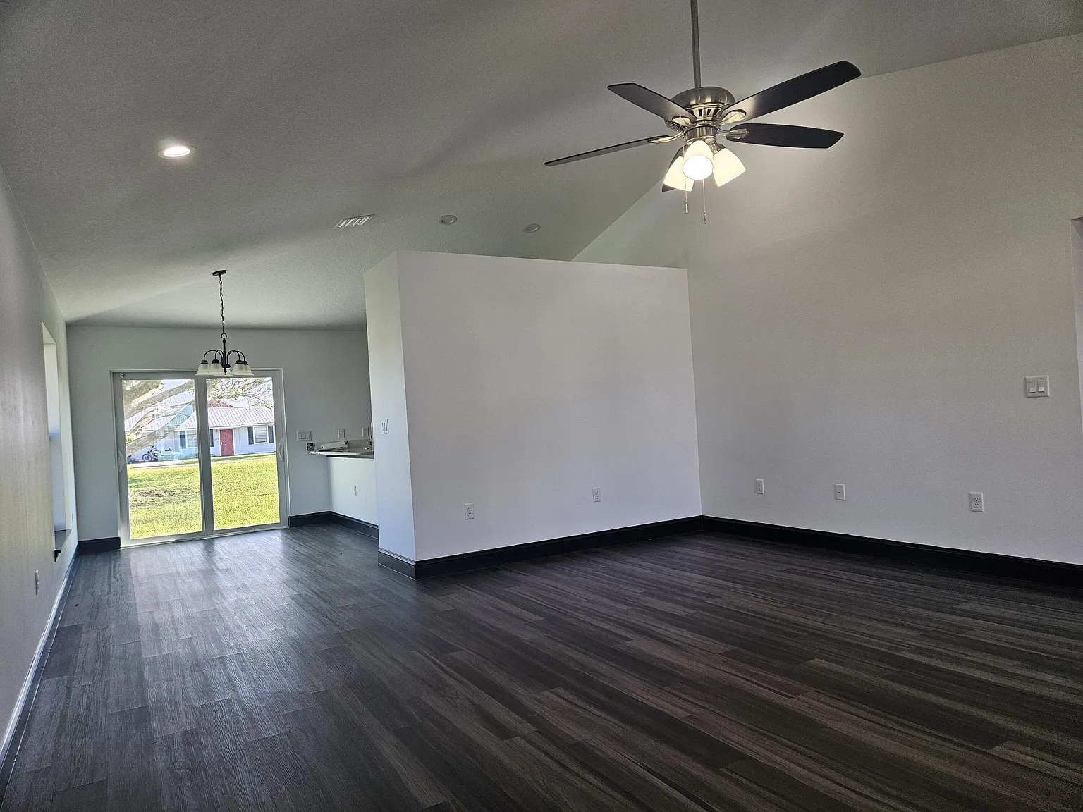 3 bed, 2.0 bath, 1450 sqft, $2,200 — Photo 4