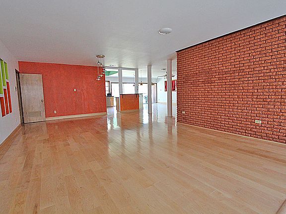 2nd image of 2423 Oriole St