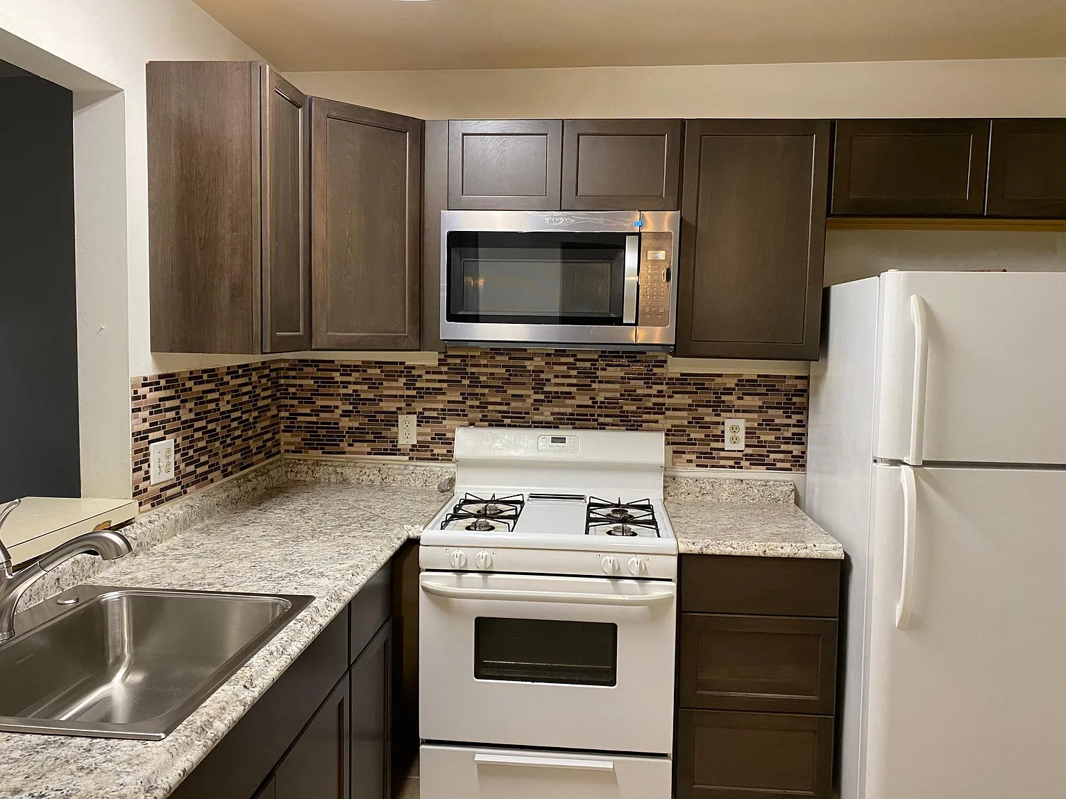3 bed, 2.5 bath, 1400 sqft, $2,000 — Photo 2