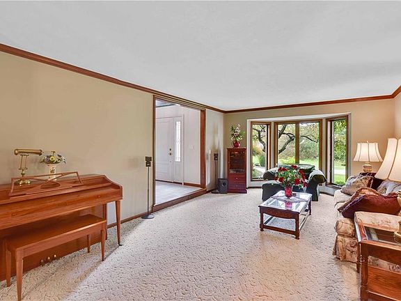 4th image of 10511 Queens Way