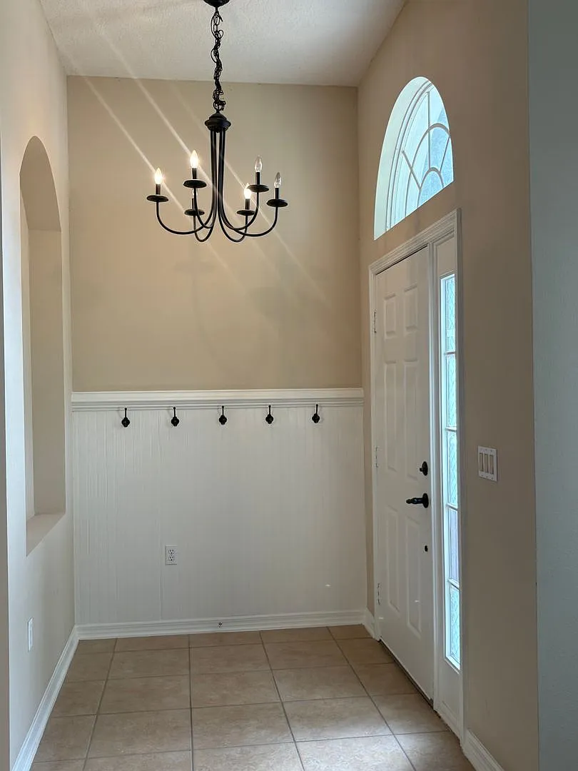 Beautiful 4-Bedroom Home in Desirable Sawgrass Subdivision — Photo 3