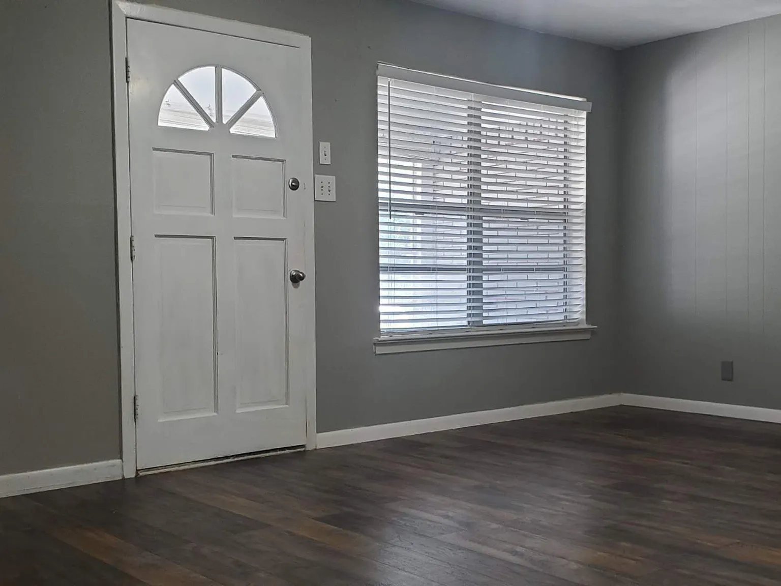 427 Royal Crest Dr — Photo 2