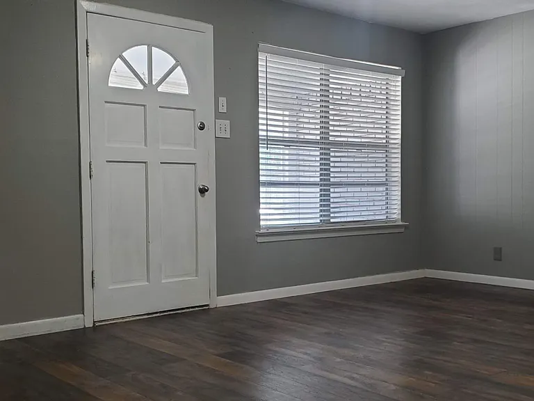 427 Royal Crest Dr — Photo 2