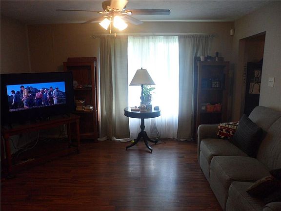 3rd image of 3207 Arbutus Dr