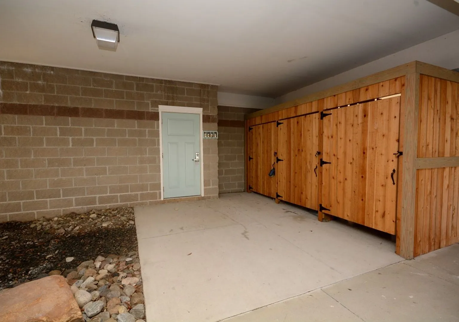 Stunning third floor condo in Coastal Villas featuring 2 bedrooms and 2 full baths! — Photo 4