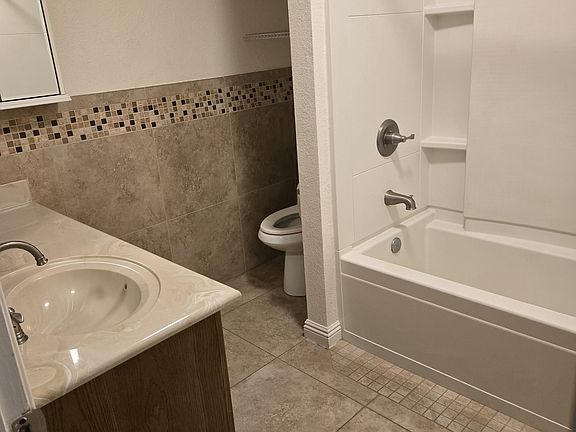 4th image of 843 N Heritage