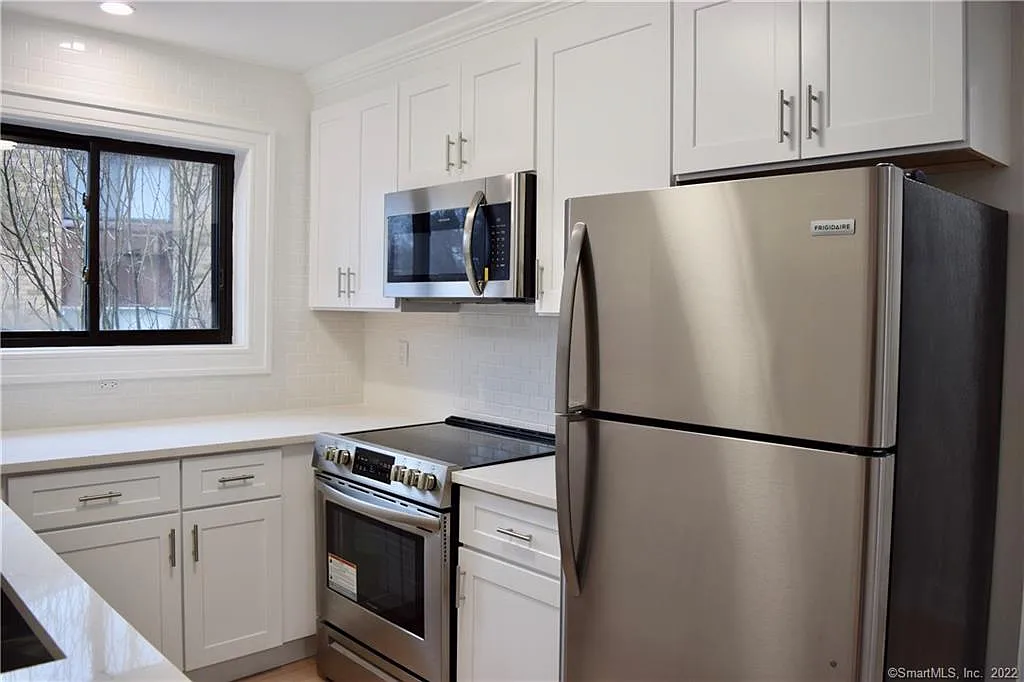3 bed, 1177 sqft, $2,600 — Photo 2