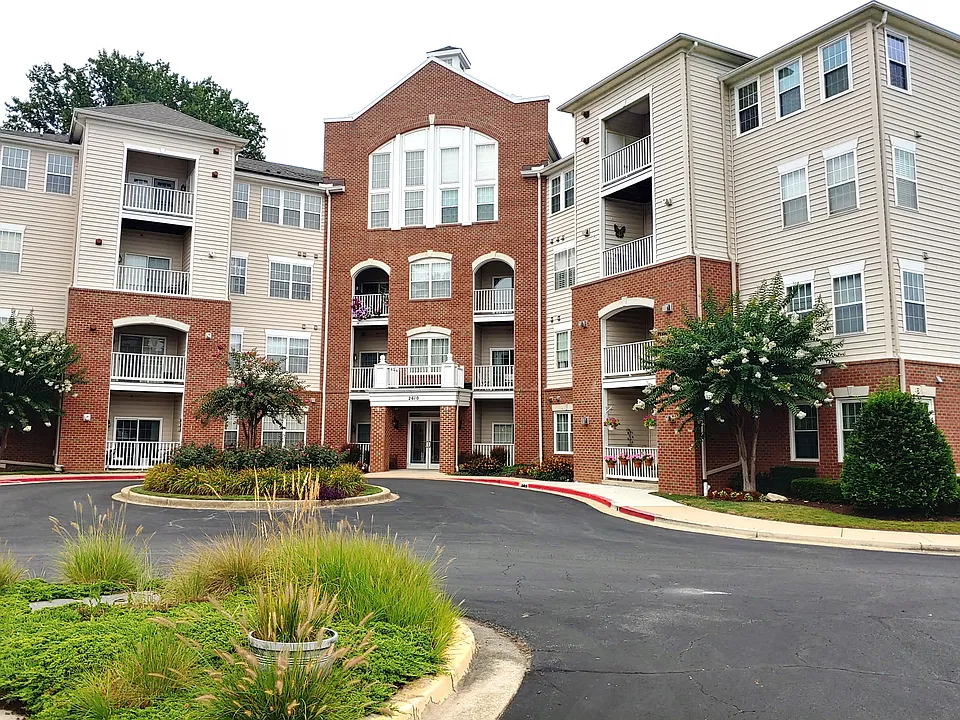 2610 Chapel Lake Dr #211