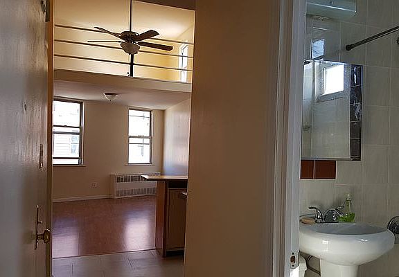 3rd image of 166 Evergreen Ave APT 3L